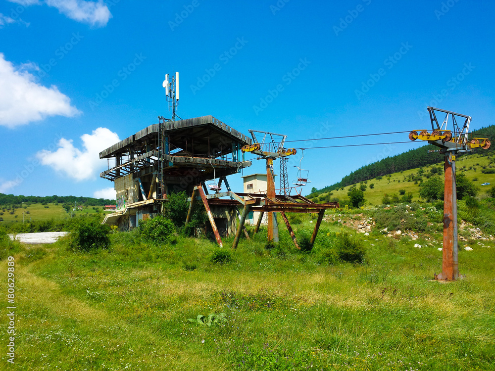 Alte Seilbahn mit blauem Himmel und Sonnenschein Alte Seilbahn mit blauem Himmel und Sonnenschein