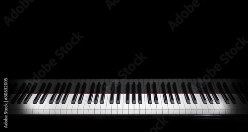 Photo piano keys on black piano