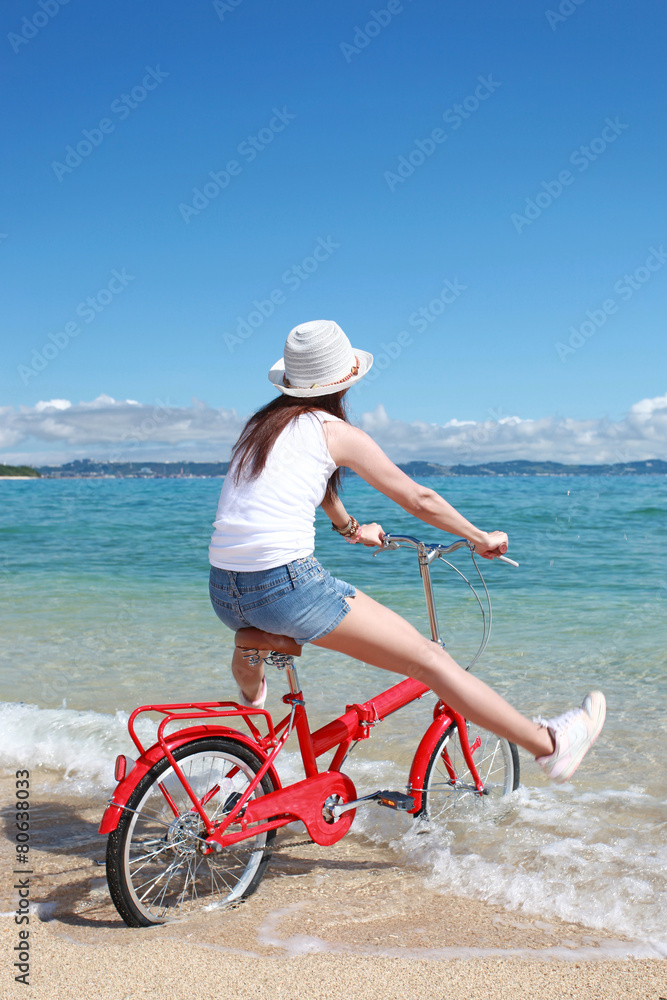 南国沖縄の美しいビーチと女性