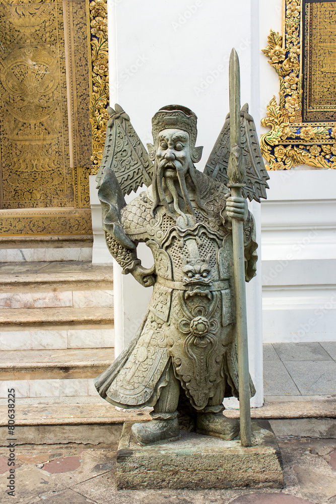 Obraz premium man with weapon statue in temple