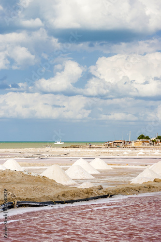 Piscinas de evaporación en la mina de sal a cielo abierto de Manaure en la Guajira en Colombia