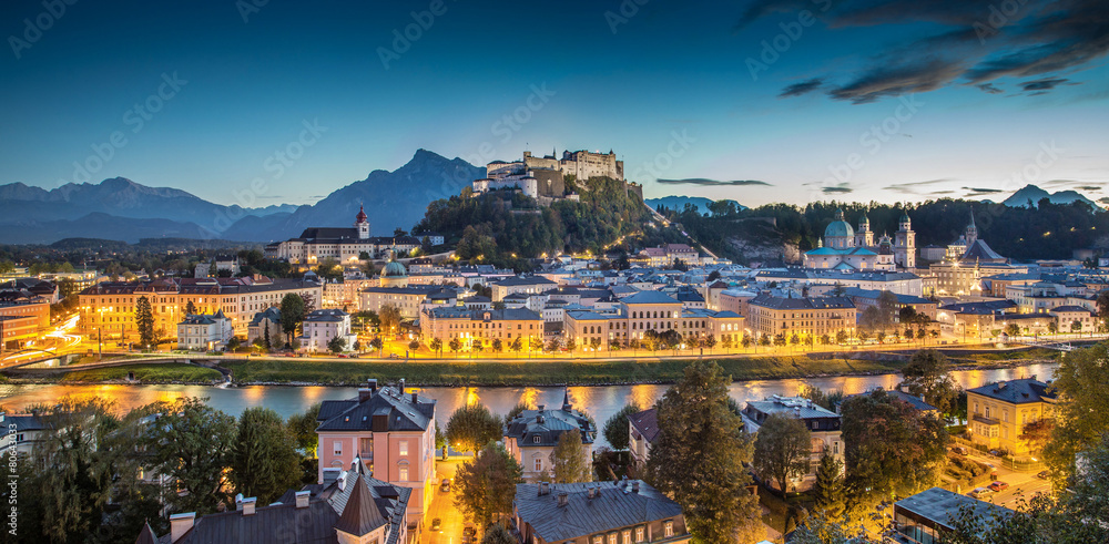 Naklejka premium Panorama miasta Salzburg podczas niebieskiej godziny, Austria