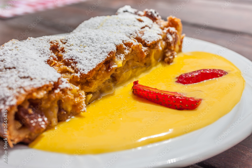 Apfelstrudel mit Vanillesauce auf einer Berghütte Apfelstrudel mit Vanillesauce auf einer Berghütte