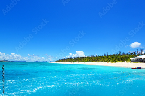 Fototapeta Naklejka Na Ścianę i Meble -  南国沖縄の綺麗な珊瑚の海と夏空
