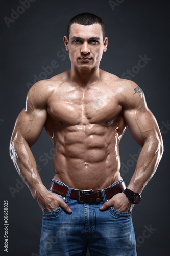 Sexy muscular man © Restyler