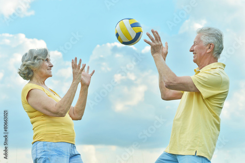 couple playing volleyball  © aletia2011