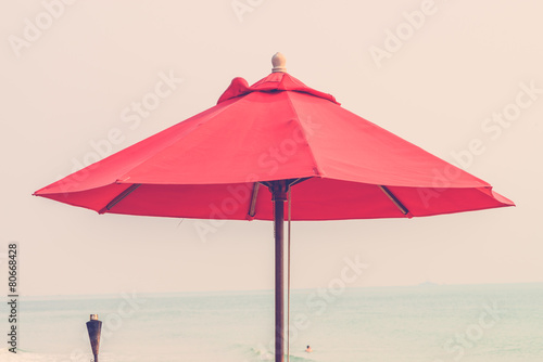 Umbrella beach © siraphol
