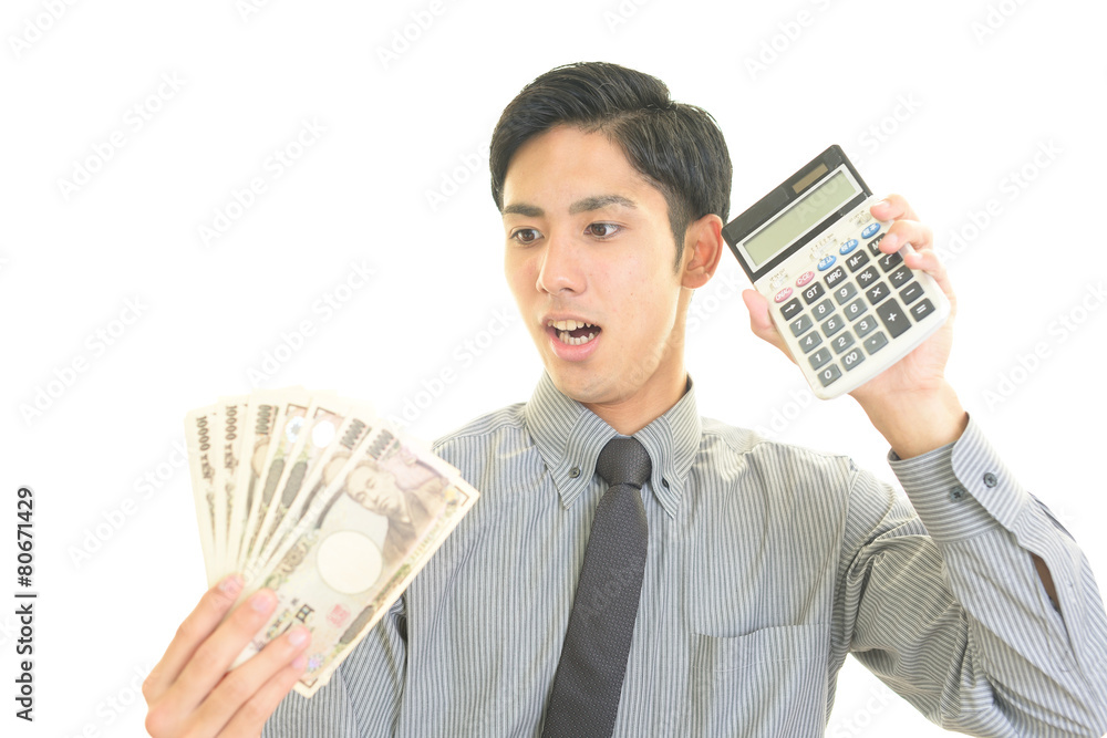 札束を持つ男性