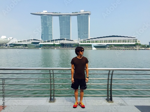 Canvas Print man standing at marina bay