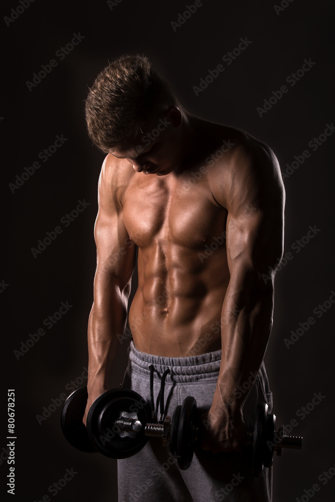 muscle bodybuilder hpéding weights