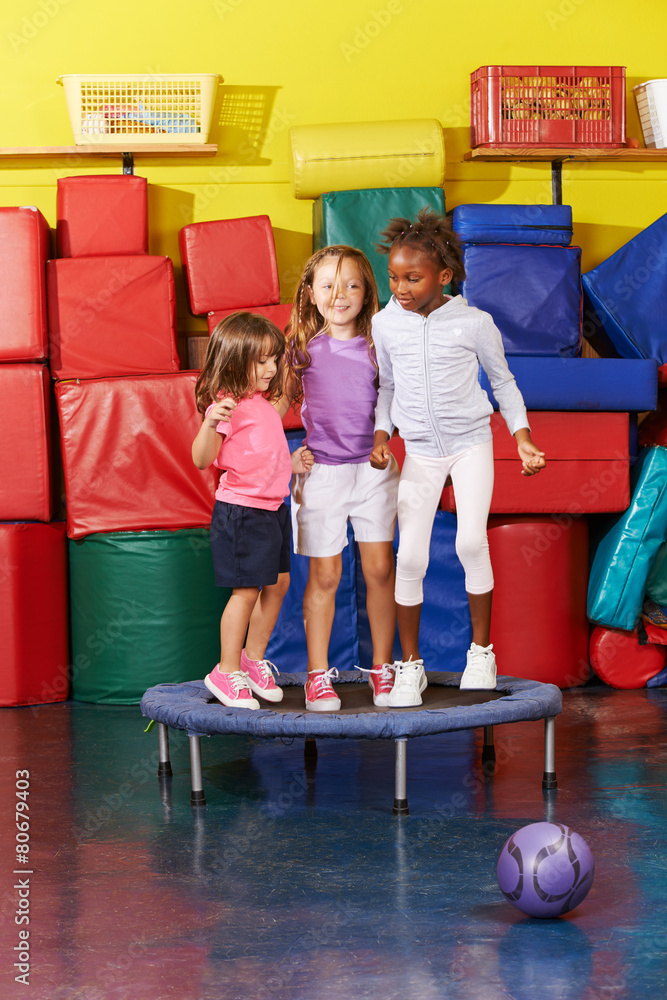 Kinder springen gemeinsam auf Trampolin Stock Photo | Adobe Stock