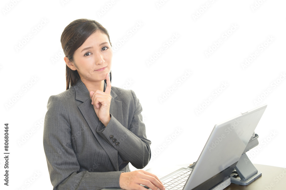 困った様子の女性