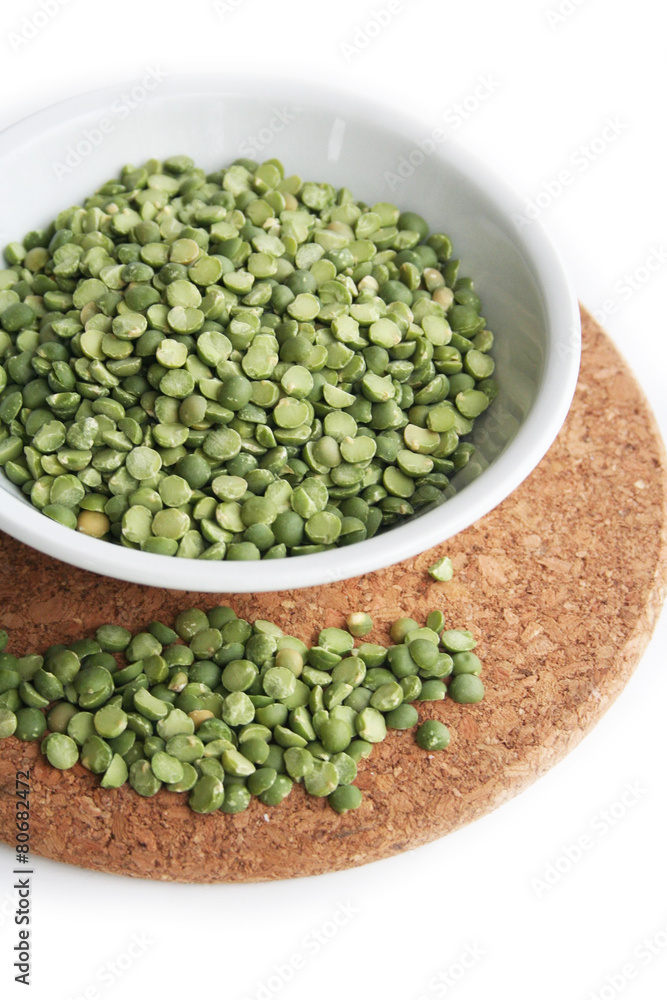 ciotola di piselli secchi verdi_ sfondo bianco