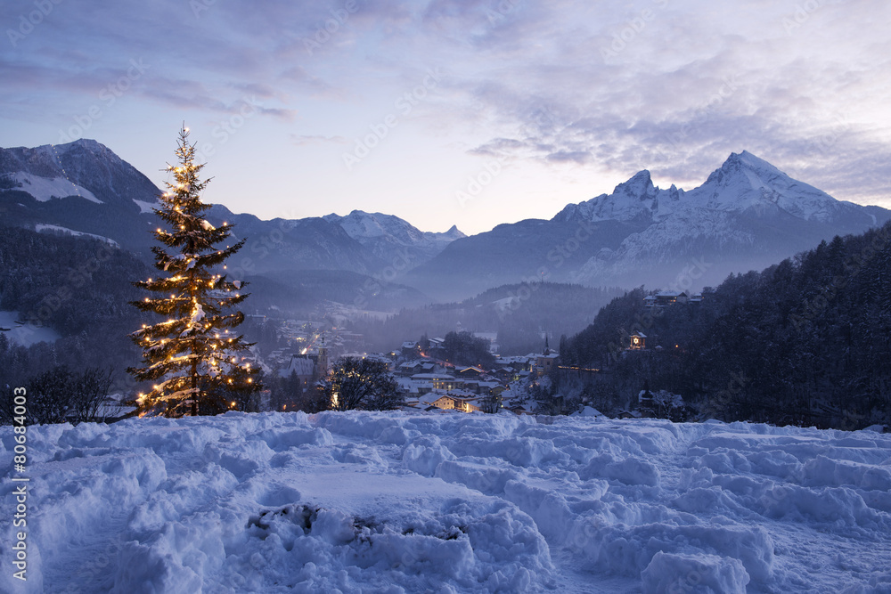 Naklejka premium Christmas tree in Berchtesgaden in front of mount Watzmann