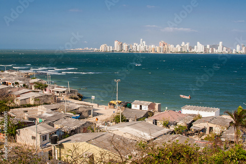 Foto Contraste entre la riqueza de los habitantes de la ciudad de Cartagena de Indias