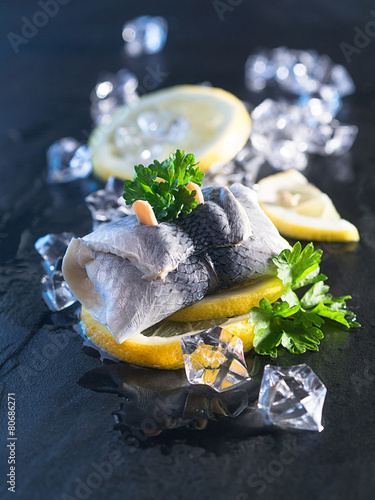 Rollmops auf Zitronenscheiben