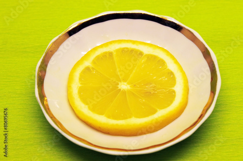 лимон на блюдце
