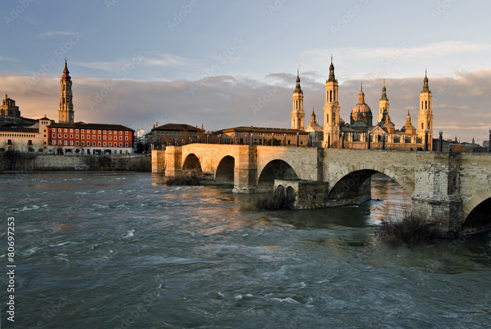 Fototapeta premium Old stone bridge across Ebro river in Zaragoza