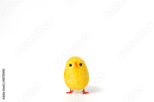 Mały kurczak Wielkanocny na białym tle