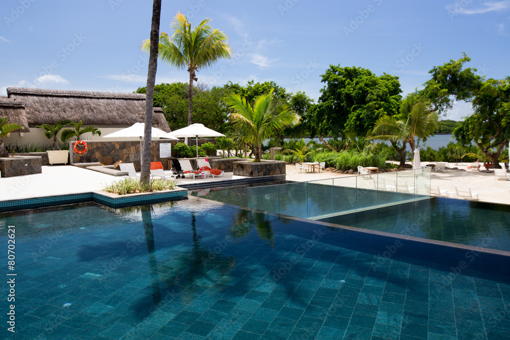 Belle piscine au bord d'une plage à l'île Maurice