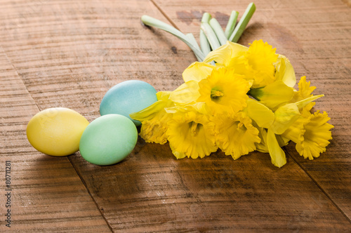 Fototapeta Naklejka Na Ścianę i Meble -  Daffodils and dyed Easter eggs