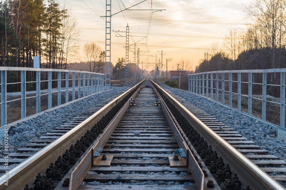 Fototapeta premium Kolej na horyzont po zachodzie słońca
