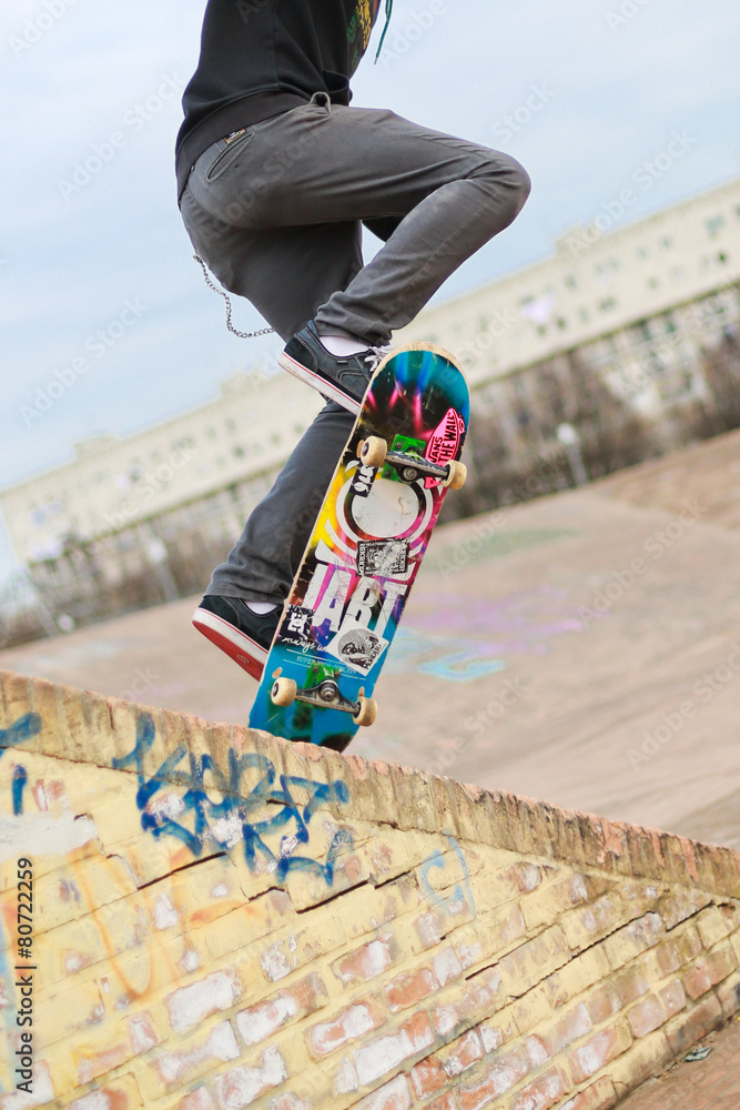 Ragazzo su skate in salto Stock Photo | Adobe Stock