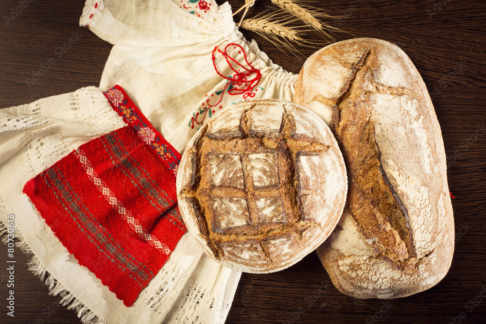 Obraz premium Rustic bread and wheat on a traditional girl costume