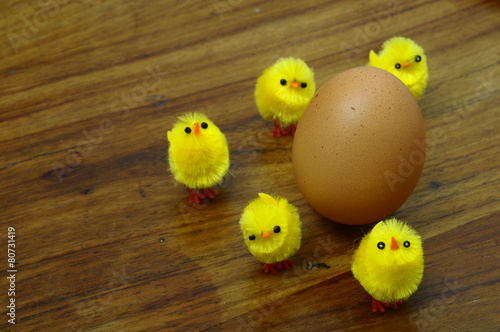 Easter egg and yellow chicks