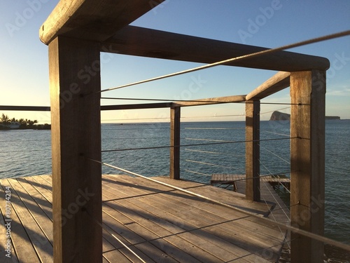 Terrasse en bois au soleil couchant