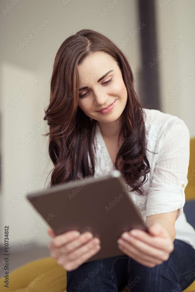 junge frau schaut auf tablet-pc junge frau schaut auf tablet-pc