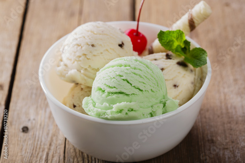 ball pistachio and white ice cream in a bowl
