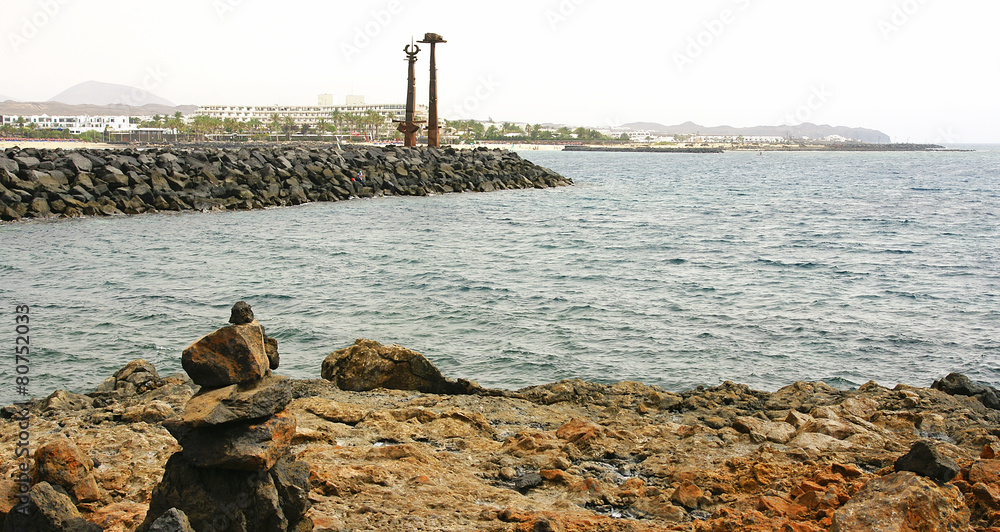Costa Teguise con escultura al fondo, Lanzarote