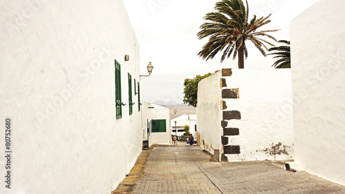 Arquitectura típica canaria en Lanzarote, Islas Canarias © sanguer