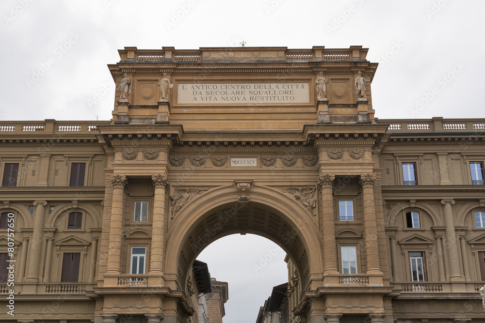 Fototapeta premium Arch with inscription on Piazza della Repubblica in Florence