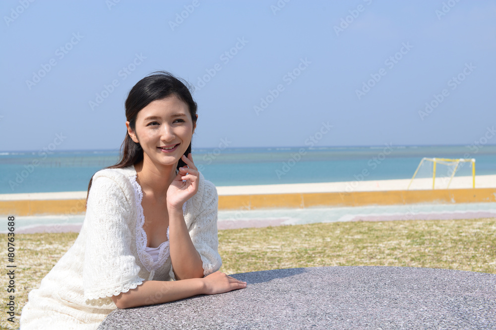 海辺で寛ぐ女性