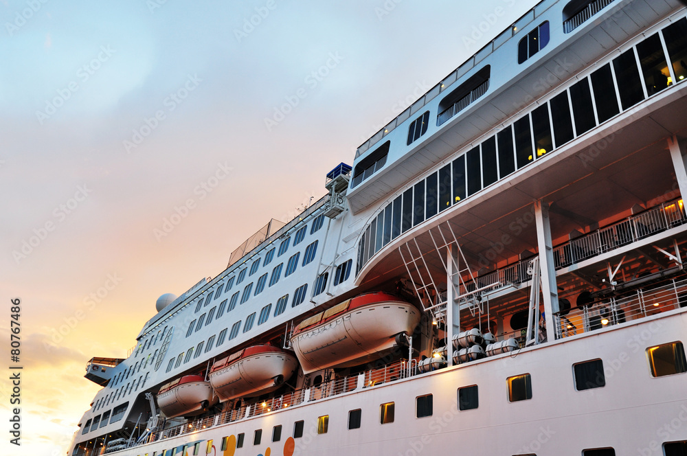Naklejka premium Cruise ship at sunset