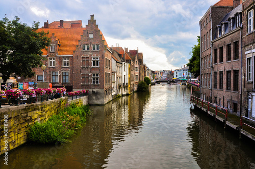 Fototapeta Naklejka Na Ścianę i Meble -  Una ciudad de canales, Gante, Gent, Gand, Bélgica, Flandes