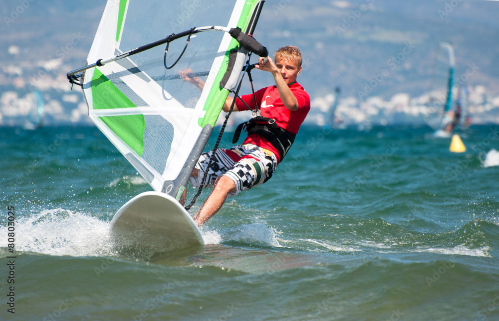 Naklejka premium Teenager beim Windsurfen