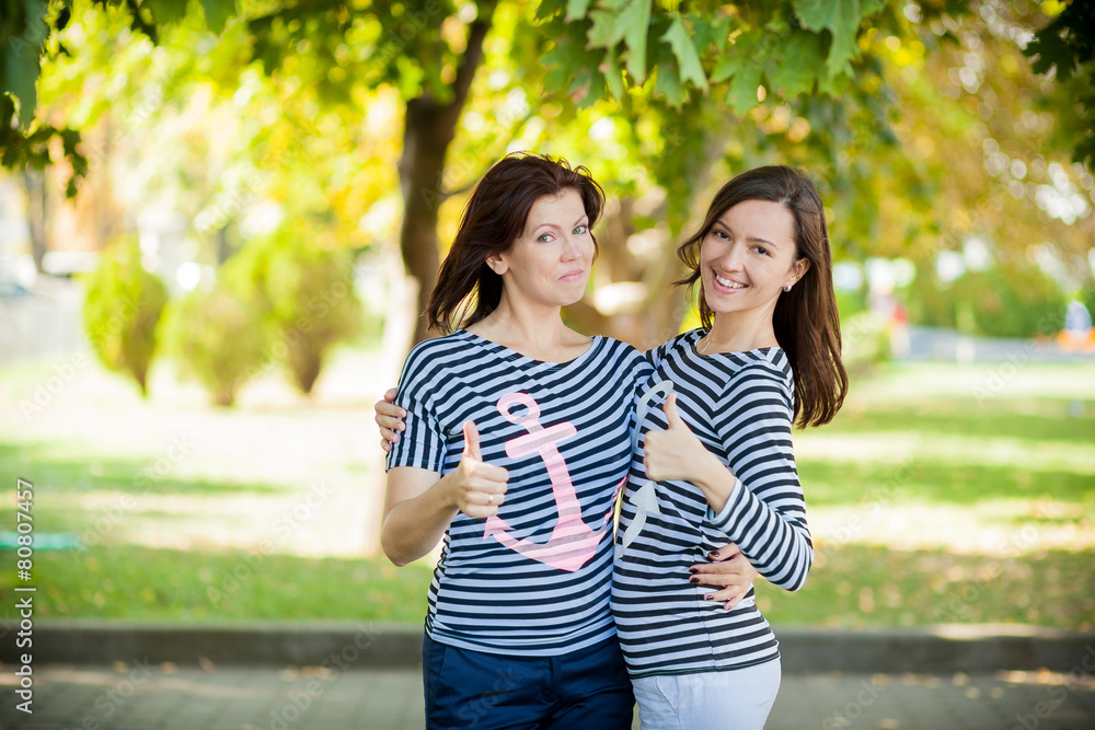 Fototapeta premium 2 happy girls