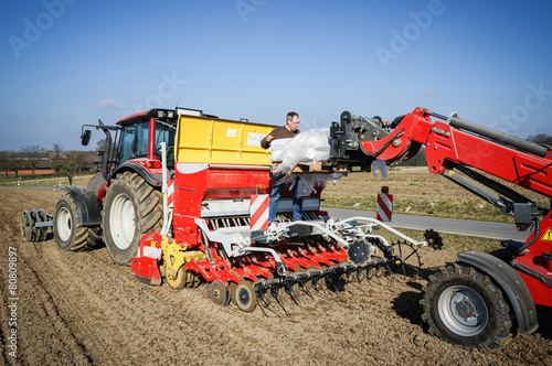 Ackerbau  Landwirt beim Bef  llen einer S  maschine