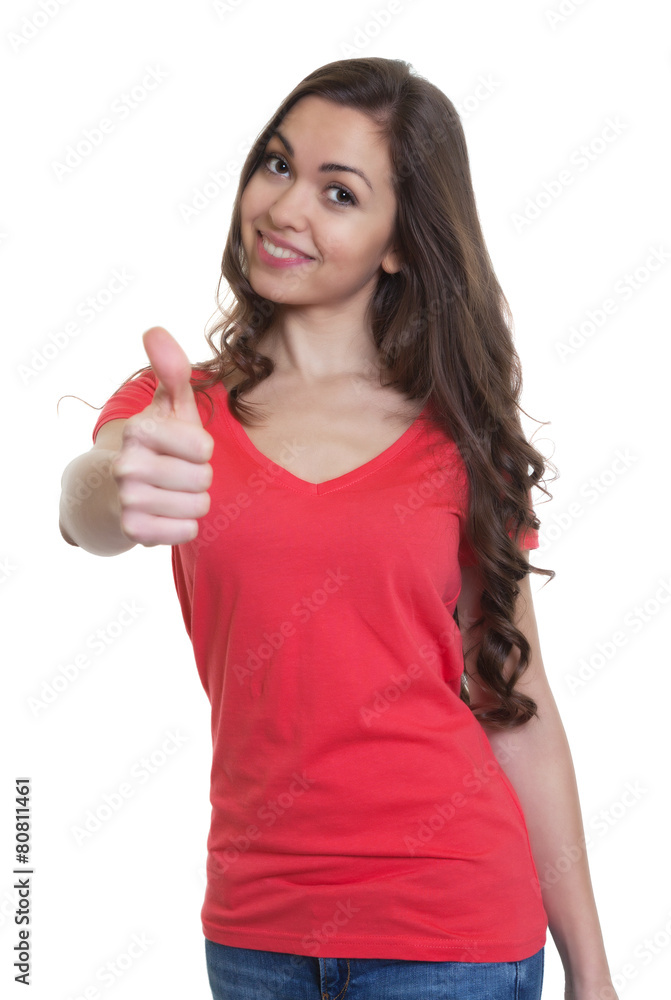 Frau mit langen dunklen Haaren und rotem Shirt zeigt Daumen Frau mit langen dunklen Haaren und rotem Shirt zeigt Daumen