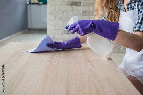Φωτογραφία Female hands cleaning table