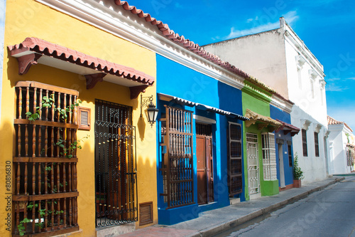 Hermosas calles y fachadas de las casas coloniales de la ciudad amurallada de Cartagena de Indias en Colombia . Colorida calle en Getsemaní