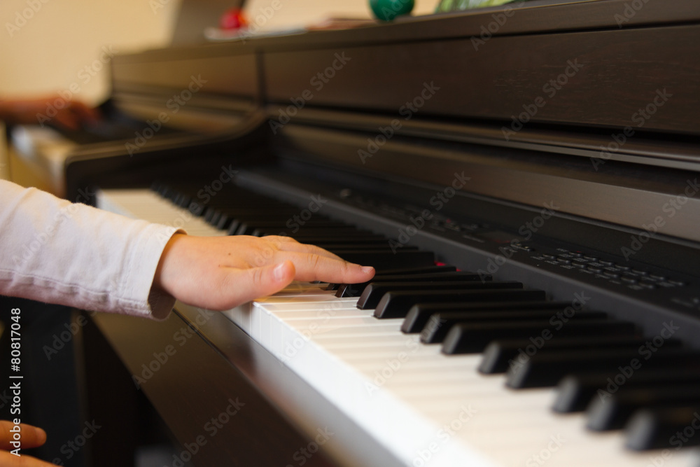 Kinder Hand versucht Klavier zu spielen