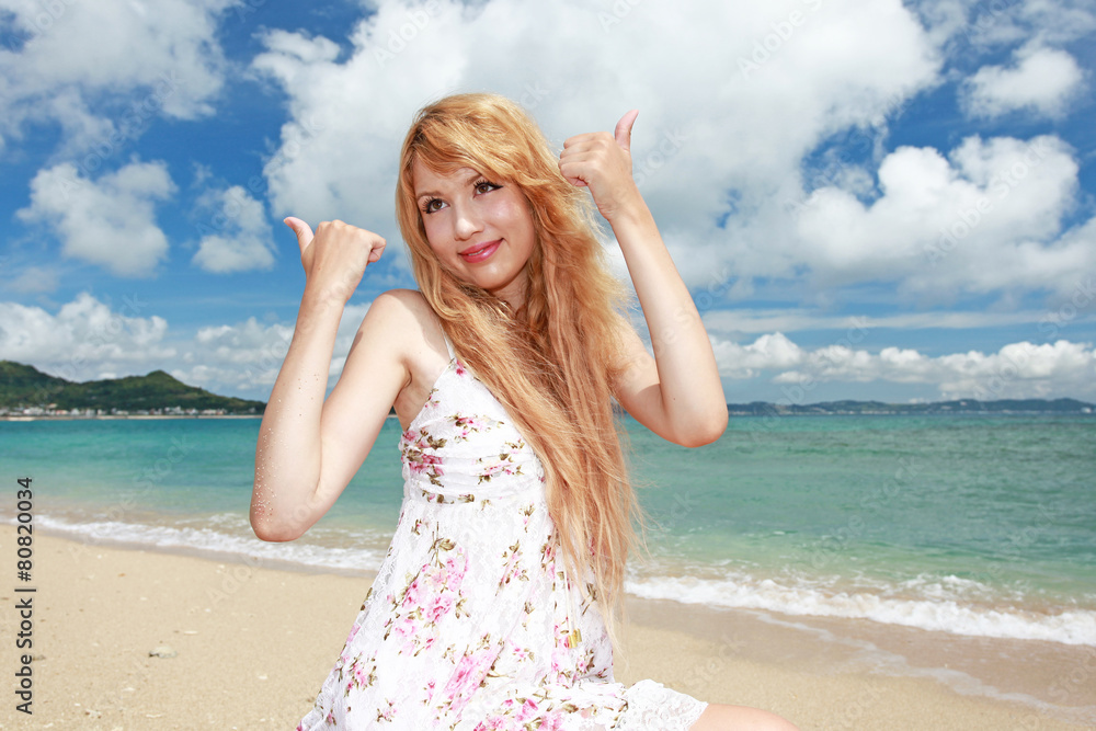 コマカ島の海辺で遊ぶ笑顔の女性