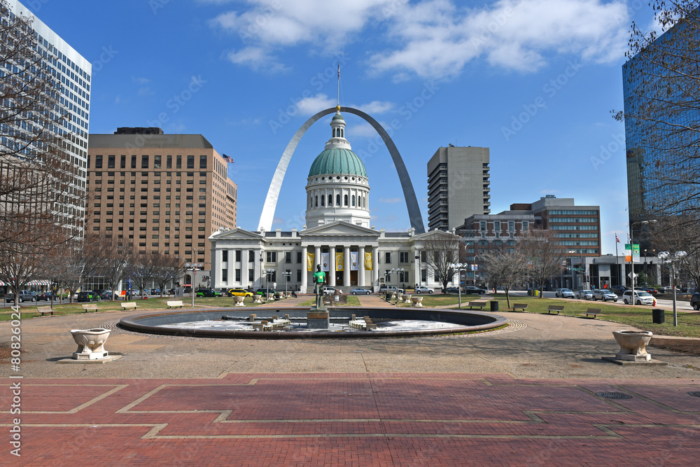 Naklejka premium Downtown Saint Louis With Old Courthouse and Arch