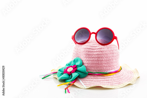 Woven hat, with red sunglasses .