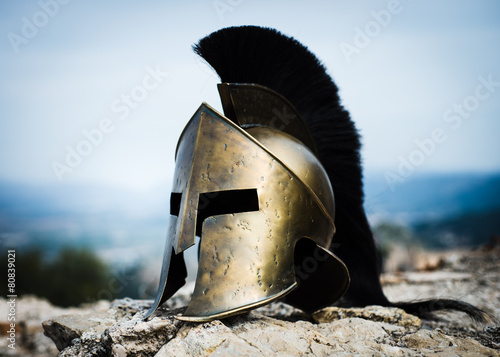 spartanski-helm-na-skalach