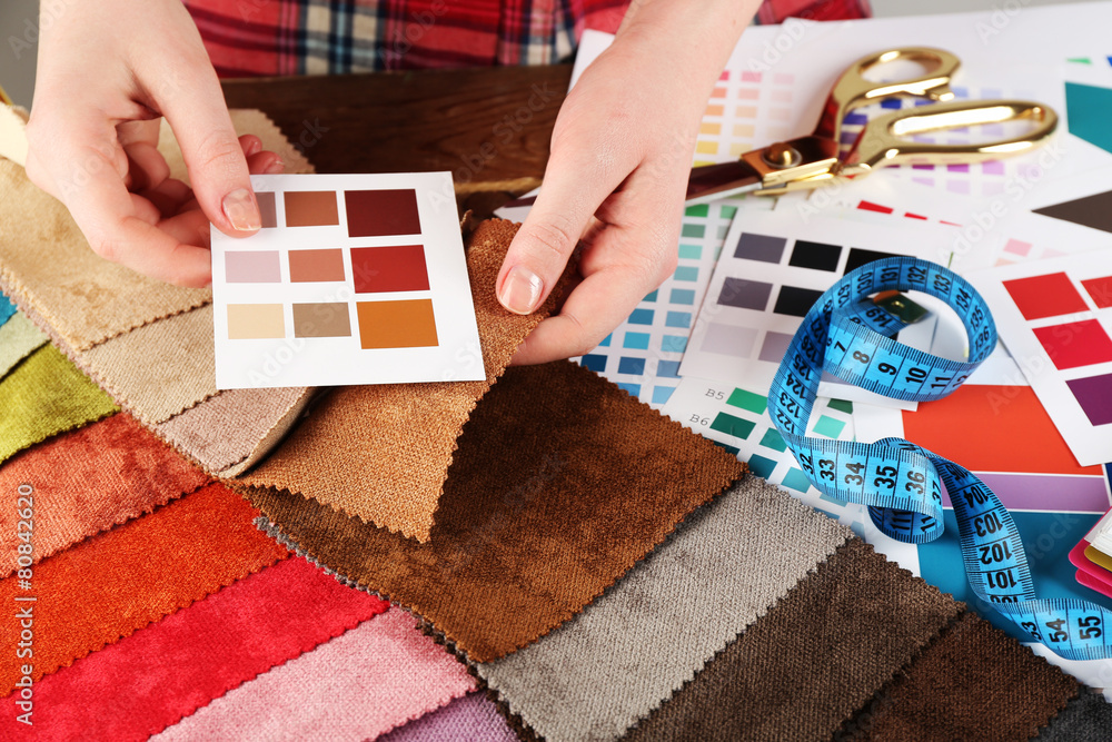 Obraz premium Woman working with scraps of colored tissue and palette close up